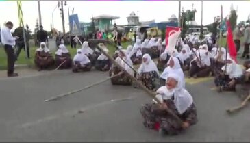 Teyzeler karayolunu trafiğe kapattı