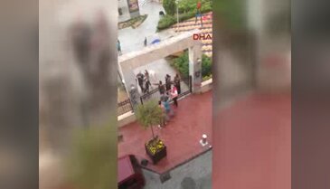 Köpek gezdirenlere vantilatörle saldırdı