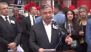 Bakan gözyaşlarını tutamadı