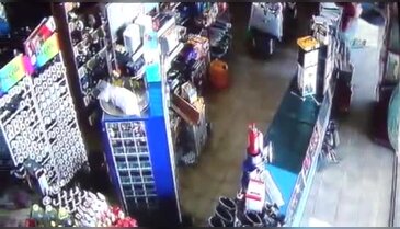 Deprem olunca tezgahın üzerinden uçtu