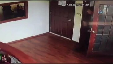 Soğukkanlı cep telefonu hırsızı kameraya yakalandı