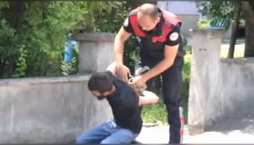 Bursa'da polisten kaçmaya çalışan uyuşturucu zanlısı kıskıvrak yakalandı