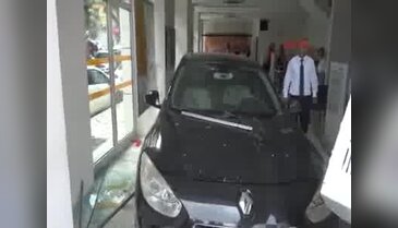 Otomobil bankaya girdi: 2 yaralı