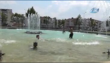 Bursa'da süs havuzlarında çocukların tehlikeli eğlencesi