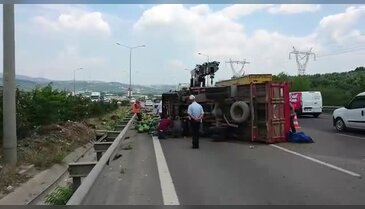Bursa'da kamyon yan yattı, karpuzlar yola saçıldı
