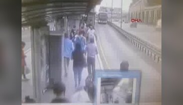 Metrobüs küçük kıza çarptı!