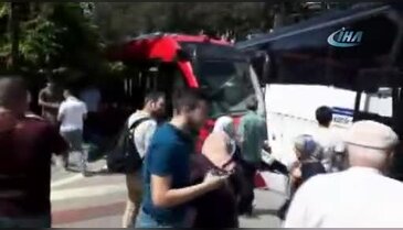 Bursa'da otobüsle tramvay çarpıştı, trafik kilitlendi