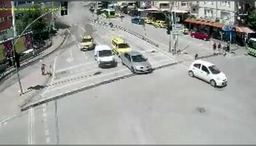 Kamyon sağlık ocağına daldı
