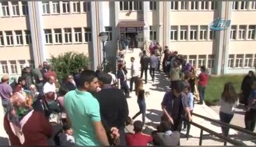 Oğlu 1 dakika geç kaldı, kapıları yumrukladı!