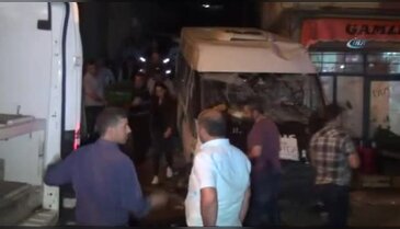Minibüs, sokakta oturanları ezdi: 3 ölü, 7 yaralı