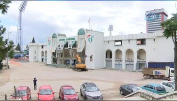 Bursa Atatürk Stadyumu'nun kapalı tribünü de yıkılıyor