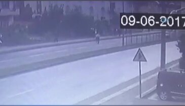 Otomobil yaşı adama böyle çarptı
