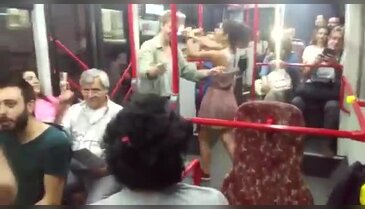 İzmir'de en eğlenceli otobüs yolculuğu
