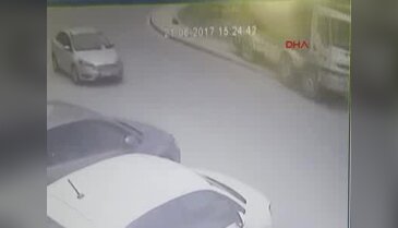 Kendini araçtan aşağı attı, 300 metre kontrolsüz gitti