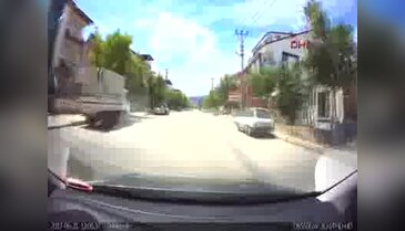 Otomobilin çocuğa çarpma anı kamerada!
