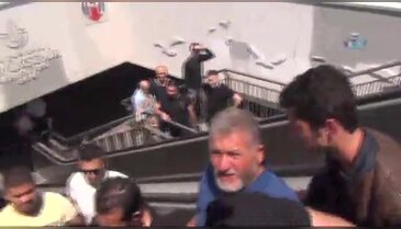 Kolu yürüyen merdivene sıkıştı, çığlıkları meydanı inletti
