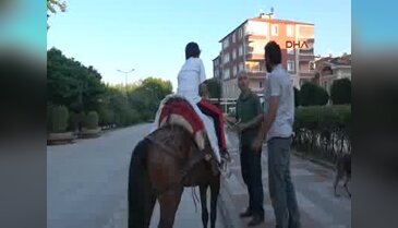 Bursa'da oruç tutan çocukları ata bindirerek ödüllendirdiler
