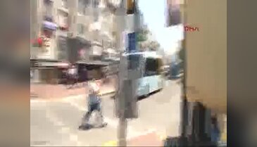 Sürücüsü bayılan minibüsü yolcular durdurdu