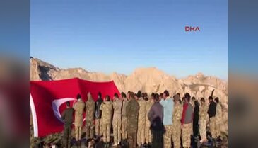 İkiyaka Dağları'nda Mehmetçik dev Türk Bayrağı açtı