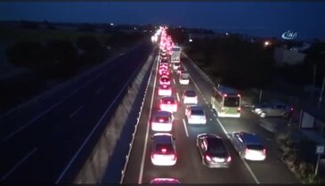 Tatilciler dönüş yolunda trafikte kaldı