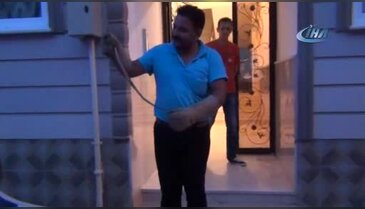 Bursa'da apartmanda yılan paniği