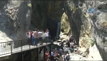 Bursa'da hava sıcaklığı 40 dereceyi bulunca şelaleye koştular