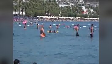 Çığlıkları duyanlar hemen denize atladı!
