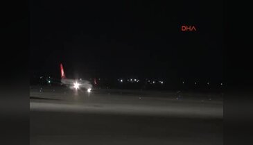 Arapların hepsi tek tek gül ile karşılandı!