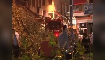 Kafenin üzerine ağaç devrildi: Yaralılar var