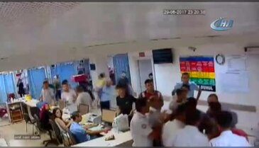 Bıçaklarla hastaneyi bastılar