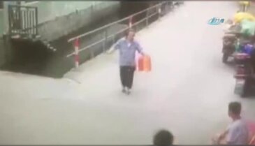 Yaşlı kadın su kanalına böyle düştü