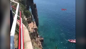 Genç kız falezlerden atladı