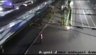Tren anne ve çocuğuna çarptı