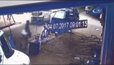Bursa'da asırlık çınar böyle devrildi