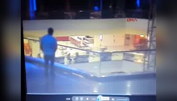 Bursa'da alışveriş merkezinin 3'üncü katından ölüme atladı