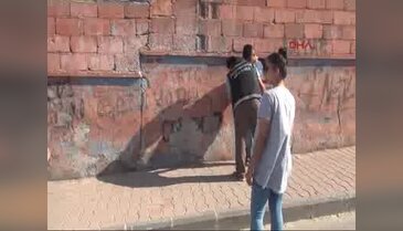 Polisin ele geçirdiği uyuşturucuyu geri almak için yalvardı