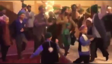 Dergahta tarikat üyelerinin dans şovu!