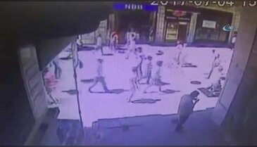 İstiklal Caddesi'nde tehlikeli anlar kamerada