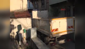 Bursa'da çöp evden, 22 kilo madeni para ile farelerin parçaladığı 3 bin lira çıktı