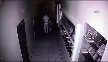 Okuldaki hırsızlık anı güvenlik kamerasında