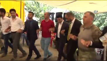 Asker ve halk birlikte halay çekti