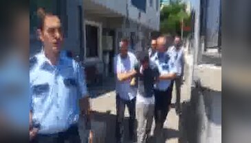 Bursa'da kendisini yakalayan polise silah çekip, kolunu ısırdı