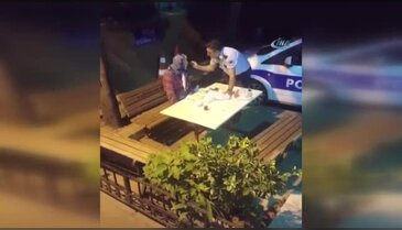 Türk polisinden evlat şefkati