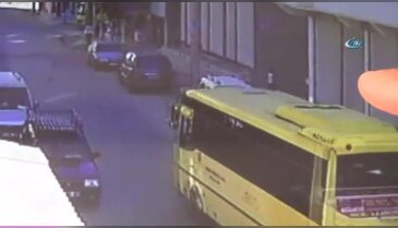 Yola kaçan topu almak isterken minibüsün altında kaldı