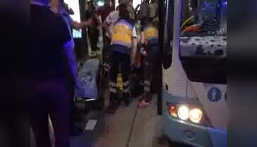 Halk otobüsü yolculara çarptı: Yaralılar var