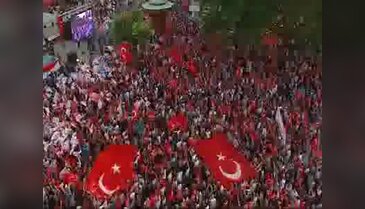 Bursa'da Demokrasi Meydanı hizmete açıldı