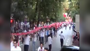 Bursa İnegöl'de 249 metre uzunluğundaki bayrakla milli yürüyüş