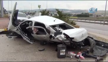Bursa'da hurdaya dönen otomobilden sağ kurtuldu