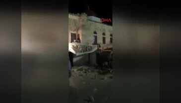 Tarihi Cefterdar camiinin minaresi depremde yıkıldı!