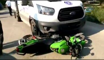 Bursa'da motosiklet sürücüsü kız kamyonetin altında kaldı